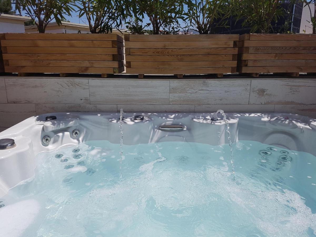 Sitges Spaces Mediterranean Apartments 4 Bedroom, 4 Bathroom, Huge Terrace, Jacuzzi- Sleeps 9 Eksteriør billede